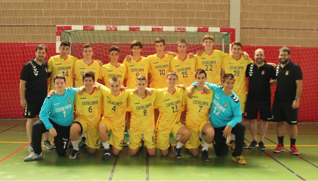 chses1973's tweet photo. ➡➡➡ el cadet del @Handbol_Sanes Alejandro Garcia, subcampió de la #GCup2018 @GranollersCup amb la Selecció de #Catalunya @FedCatHandbol 
👉 després de superar al Sporting de Lisboa a semifinals, ha perdut 18-21 vs el @BMGranollers a la final
😁👏👏👏 
❤ #Sesrovires
🔵⚪ https://t.co/lOmHW6UkEX