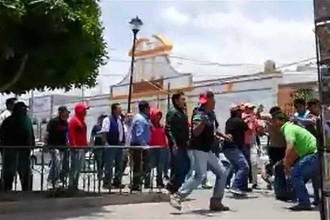 NoticierosGREM's tweet image. Arman #Trifulca por compra de votos en Puebla #Elecciones2018 bit.ly/2lKR0Qx