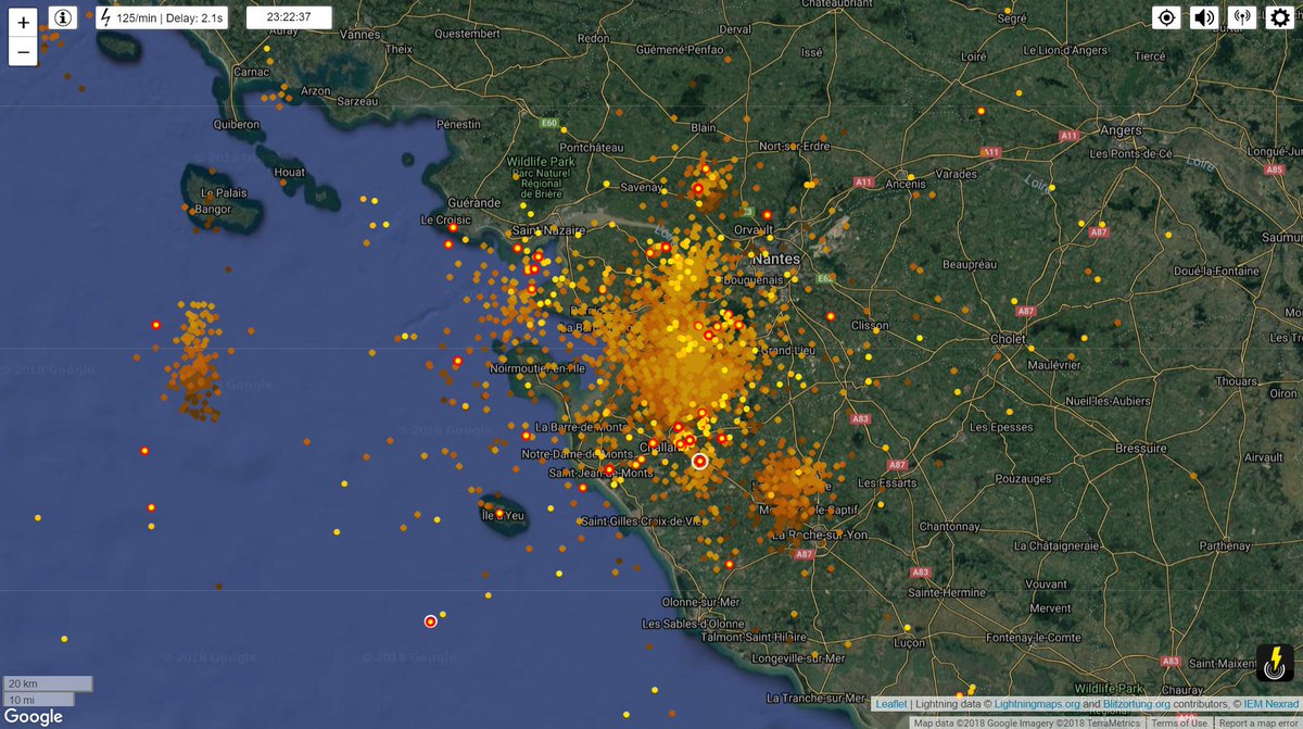 DarkSnipers117's tweet photo. Lots of #lightning over #Nantes in #France #Thunderstorms #Thunderstorm https://t.co/EAzvLFXKBF