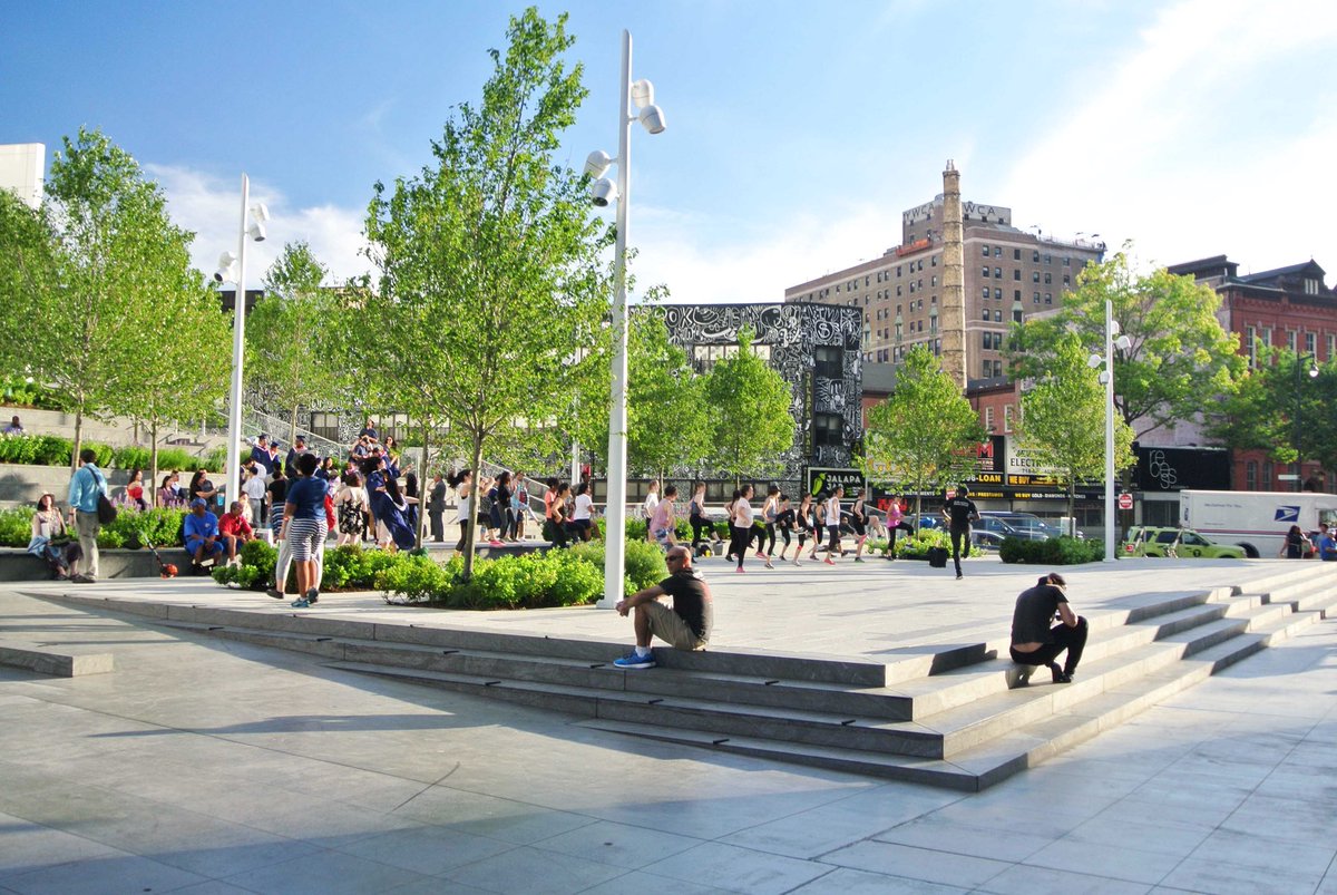 GrainCollectiv's tweet photo. BAM plaza in action. #Brooklyn#BAM https://t.co/ln5zid7zyO