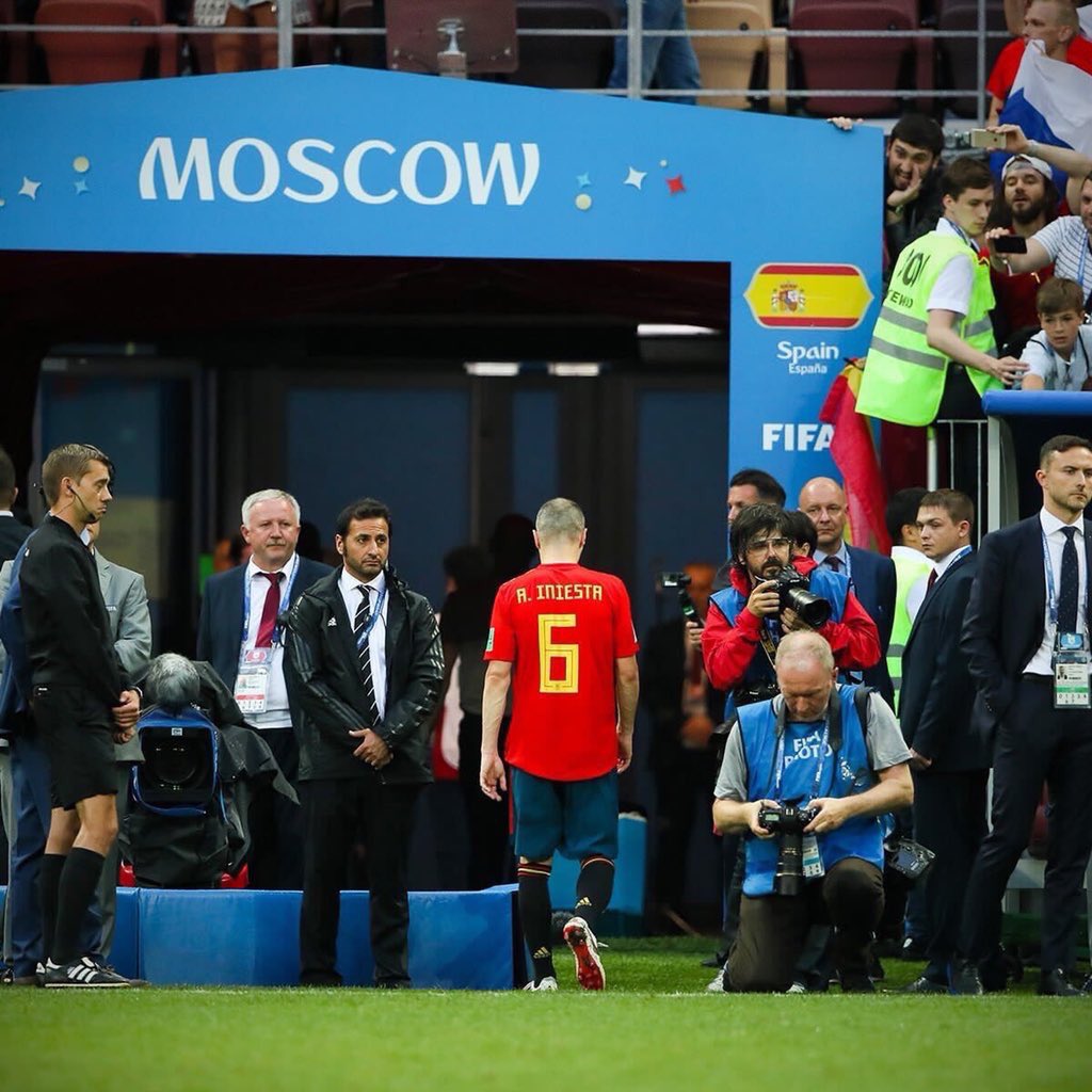 Myriam_Bensalah's tweet photo. Suite à l'élimination de l'#Espagne en 8èmes de Finale de la #CM2018 l'Espagnol #Iniesta annonce sa retraite internationale. Cette image me remémore l'instant que nous avions vécu lors de la #CM2006 quand @ZidaneOfficial_ pris sa retraite juste après son fameux "coup de boule" ! https://t.co/fI9OcQM9zC