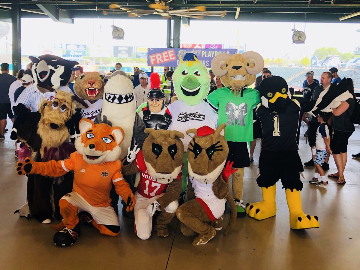 Celebrating Swatson’s Birthday tonight with some friends!! <a href="/lcisdathletics/">LCISD ATHLETIC DEPT.</a> <a href="/FosterHSNews/">Foster High School</a> <a href="/FHSABC_TX/">FHSABC</a> <a href="/FreddyFalcon01/">Freddy Foster</a>