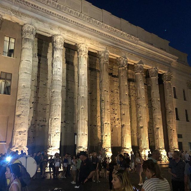 lzanattab's tweet photo. Roma ❣ #italia 🇮🇹 #column #rome #hadrianeum #temploDeAdriano #piazzaDiPietra #roma #arquitectura  #monument #neoClassic #corinthianColonnade #columnata #columna #yoMero https://t.co/II6oC78Rrk https://t.co/B0zdWzKJqZ