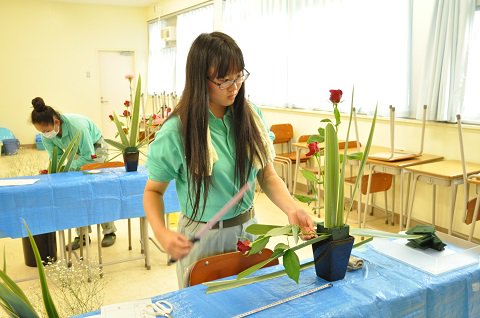 _Yoshidajima_'s tweet image. 「フラワーアレンジメントコンテスト」
6月28日（木）に第17回フラワーアレンジメントコンテスト校内大会を実施しました。上位5名が8月に開催される県大会に進めます。生徒たちは、日ごろの練習の成果を発揮し、創造性あふれる作品を作っていました。代表になった皆さんは、県大会でも頑張りましょう。