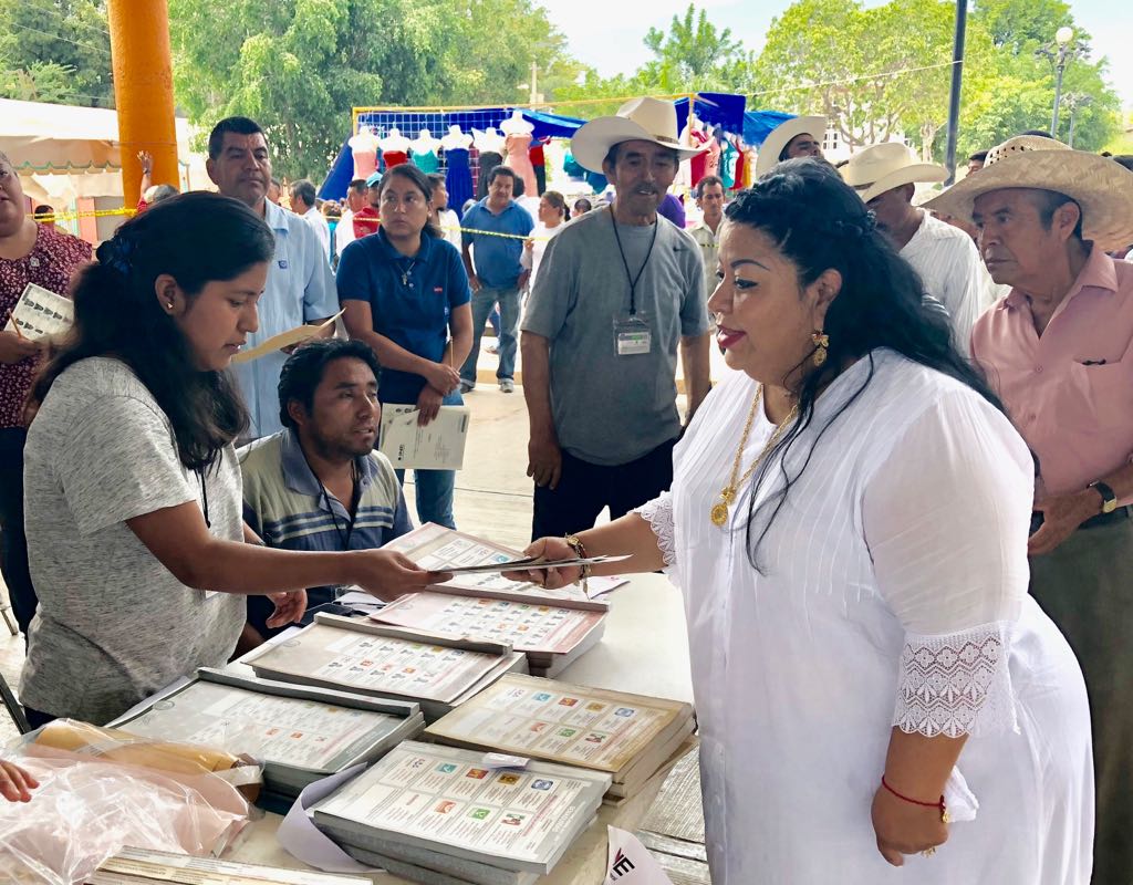 cncpuebla's tweet photo. Nuestra líder estatal, @MaritzaMarinM, candidata del #PRI a diputada federal por el #Distrito14Federal de #Puebla, emitió su sufragio este domingo en su natal #CuayucaDeAndrade. https://t.co/qTH7ou3Uki
