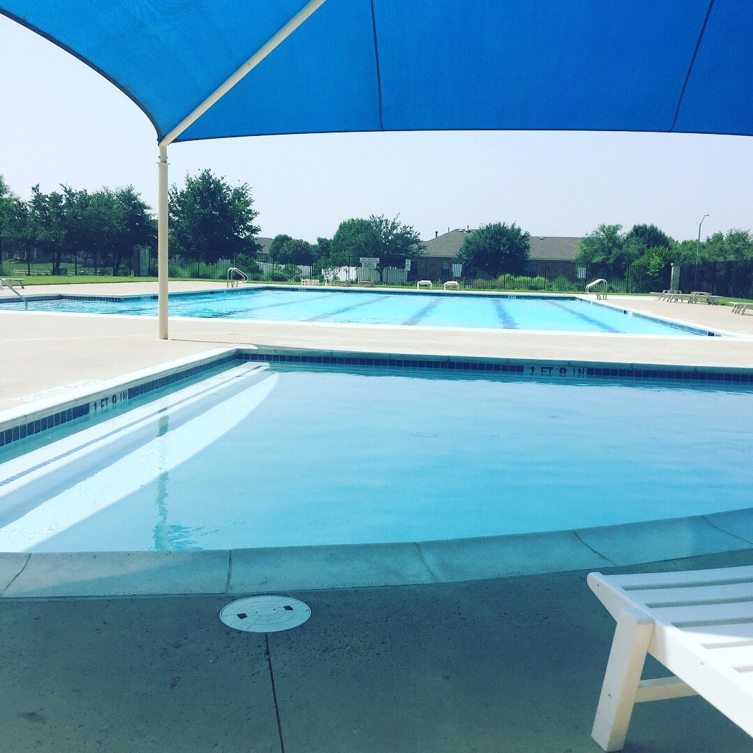 LittlemRX's tweet image. So the pool opens at 6, a paper sign says 10-9. I’m there at 10:30. Pool padlocked. Me #pooladventures💦 Haha 😈