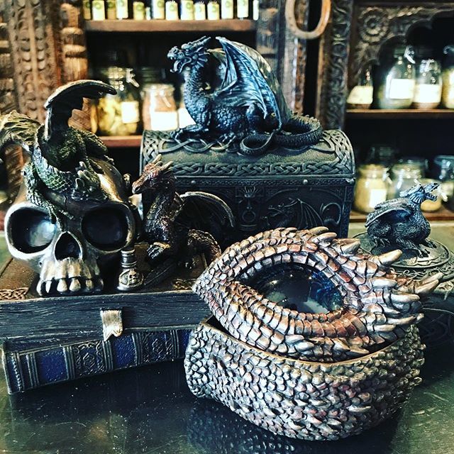 greenmanstore's tweet photo. Do not meddle in the affairs of dragons. For you are crunchy and good with ketchup...
#traditionalwitchcraft #metaphysicalstore #witchy #pagan #thegreenmanstore #occult #dragon #boxes #statue #protection #dragonquote #sundayfunday https://t.co/f1TO5yzaUy