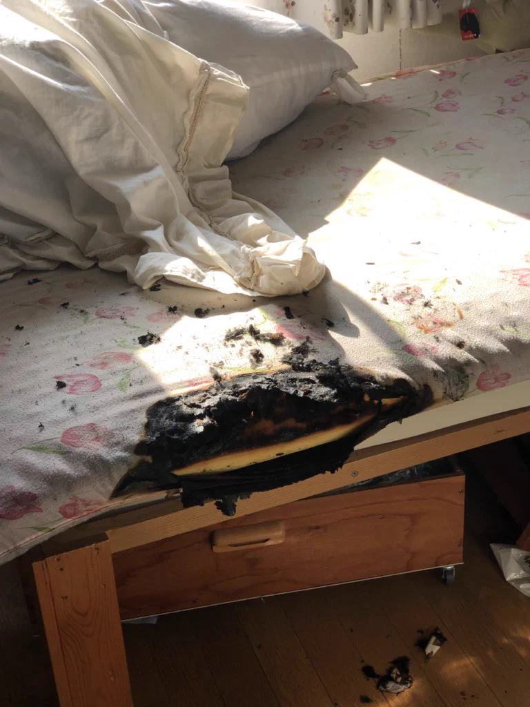 自分の布団が燃えていた！考えられる原因は鏡を置く位置だった…