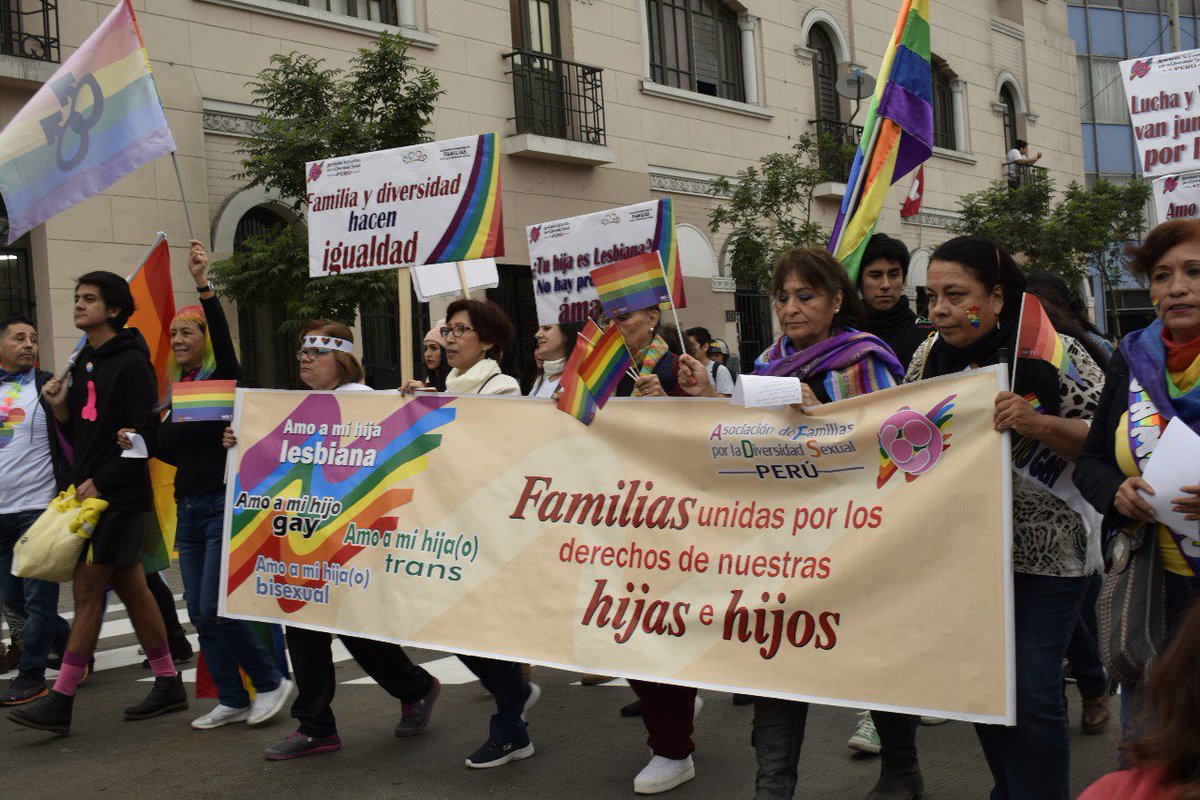 roflo90's tweet photo. A todos los homofóbicos que se rasgan las vestiduras denunciando "desnudos" y "sexo en la vía pública" en la marcha del #Orgullo, aquí está la realidad que ninguno quiere ver. Menos hipocresía y más amor. #loveislove #Pride2018 #MarchadelOrgullo2018 #MarchadelOrgulloLima https://t.co/KYjg7dDYlS