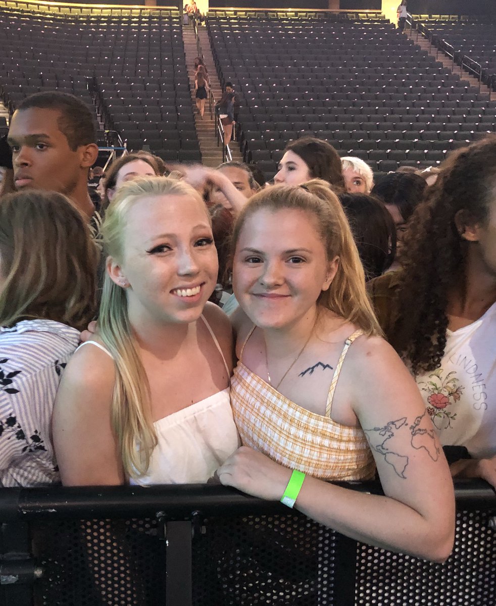carissa_r5's tweet photo. barricade w my best friend 💗 #HarryStylesLiveOnTourSaintPaul https://t.co/fy8gVaue6R