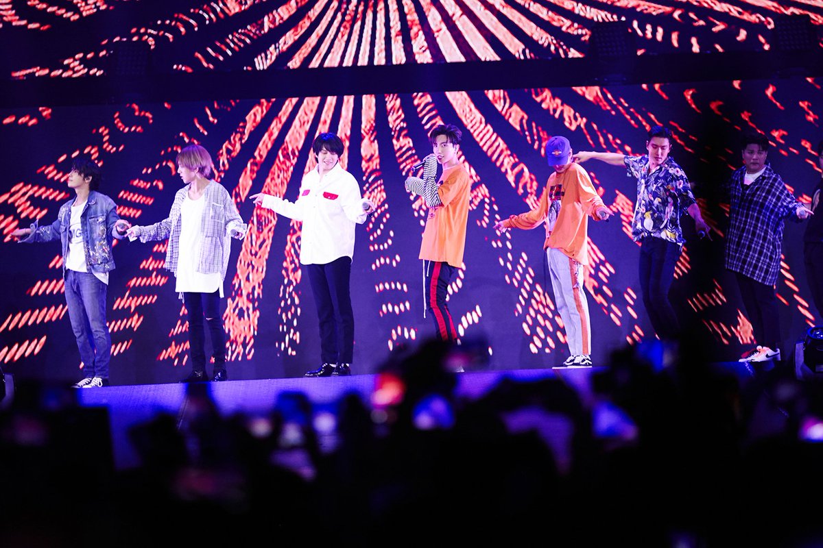 SJofficial's tweet photo. ๐ฐ #์ํผ์ฃผ๋์ด, ํ๋ฆฌํ๋ ์ฌ๋ก ์ก์๋คโฆ๋ง๋๋ผ '#์ํผ์ผ7' ์ฑ๋ฃ
https://t.co/RA0th0wKPg
#SUPERJUNIOR #SUPERSHOW7 #LabelSJ https://t.co/TGUa7AVbky