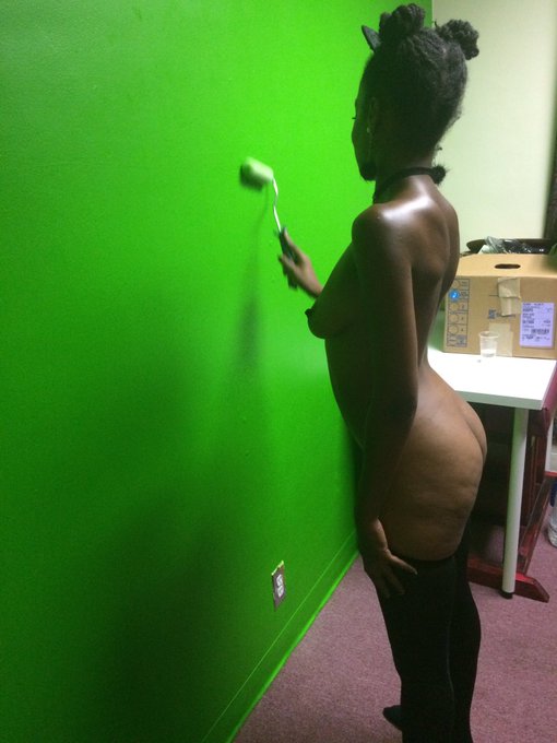 2 pic. See @XJesseXPratherX  paint a #greenscreen @Girls_N_Guys #naked ! Do you want Jesse to #paint