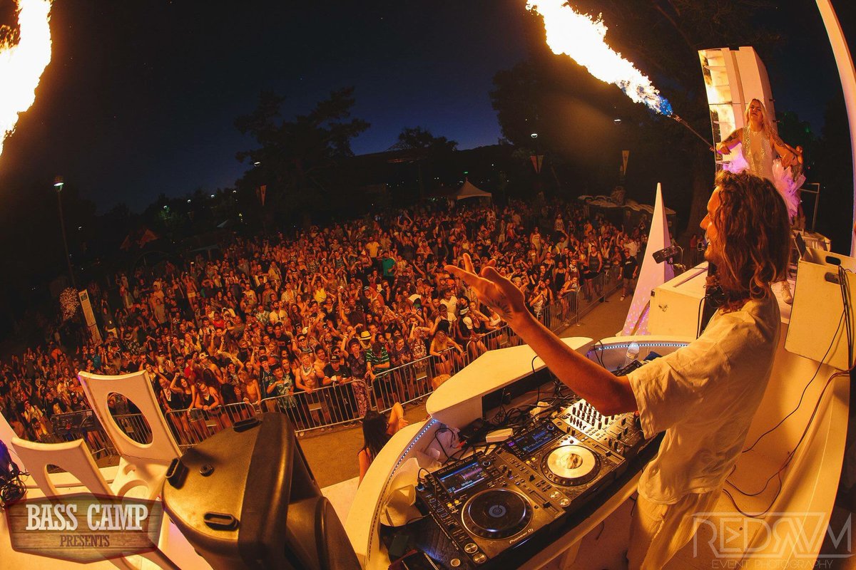 dancetronauts's tweet photo. ๐๐ฅ๐๐ป๐โค๏ธ
@basscampfest @dancetronauts @thomasjack
Photo by David Fleming
#basscamp #basscamp2018 #basscampinthepark #dancetronauts #BassStation #bassheads #ThomasJack #dj #edm #edmstage #danceparty #housemusic #soundsystem #djbooth #djlife #dancers #dancefloor https://t.co/I14xxskkA2