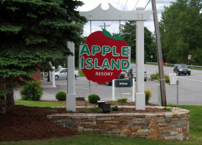 JCashTributeVT's tweet photo. George Richard brings his Johnny Cash Tribute Show to the Apple Island Resort in South Hero, VT on Monday, July 2 at 7:00 PM! Come on over and enjoy an evening of that iconic, authentic Cash sound. Tickets are $5.00. Contact the Apple Island Resort office for ticket information. https://t.co/4DLewhWvAF