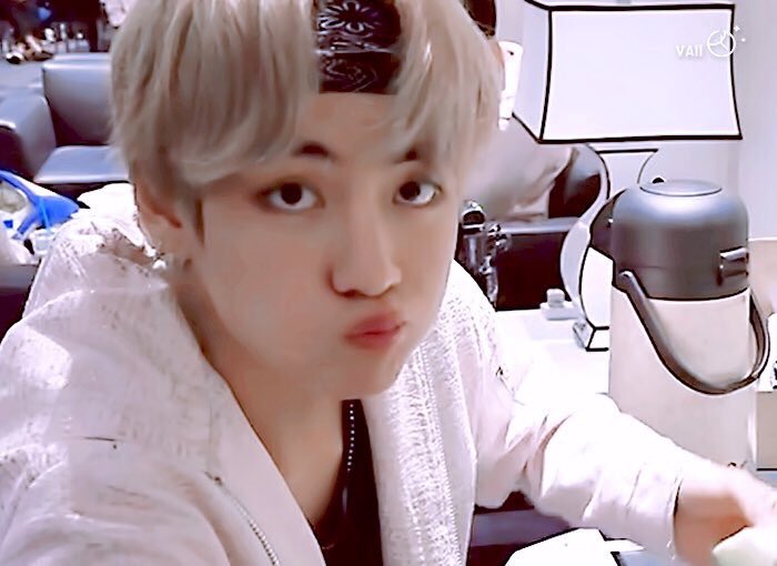 taehyungpic's tweet photo. 😚💕

#뷔 #태형 #방탄소년단 #taehyung #V https://t.co/6c6hSszsB0