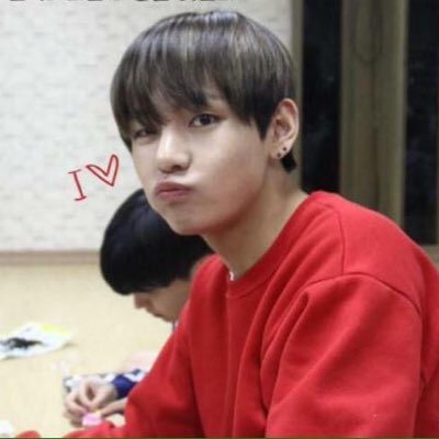 taehyungpic's tweet photo. 😚💕

#뷔 #태형 #방탄소년단 #taehyung #V https://t.co/6c6hSszsB0