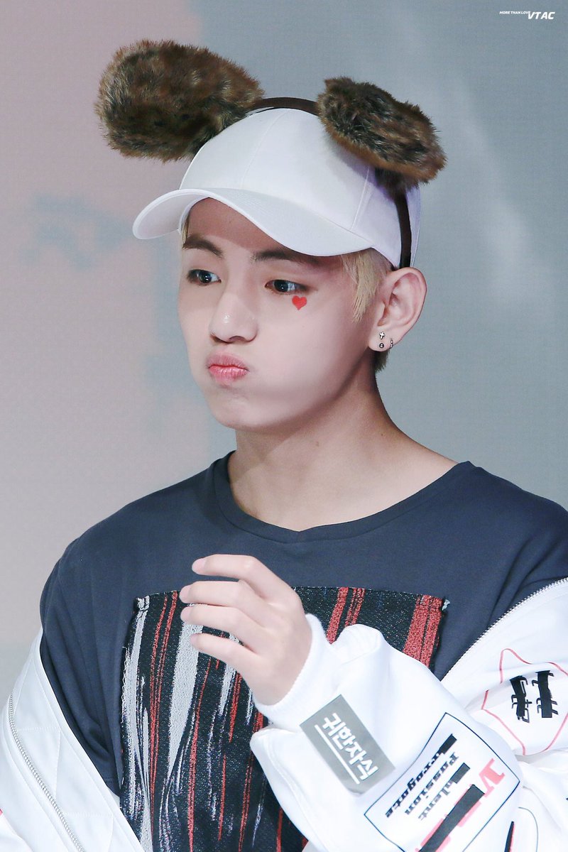taehyungpic's tweet photo. 😚💕

#뷔 #태형 #방탄소년단 #taehyung #V https://t.co/6c6hSszsB0