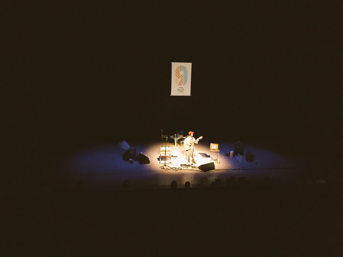 aoyaasuka's tweet photo. 019familytree
最近書きたい曲のテーマが非常に重く、潜り始めると悲しい出来事の当事者のようになり数日間浮上できずにいたりする。でも曲が出来るわけでもないから情けなくなるんだけども、この日の共演者さんたちの音楽は皆
「安心して潜りなさい」
と言ってくれてるようで涙が出た。 https://t.co/2bhOhyC0f7