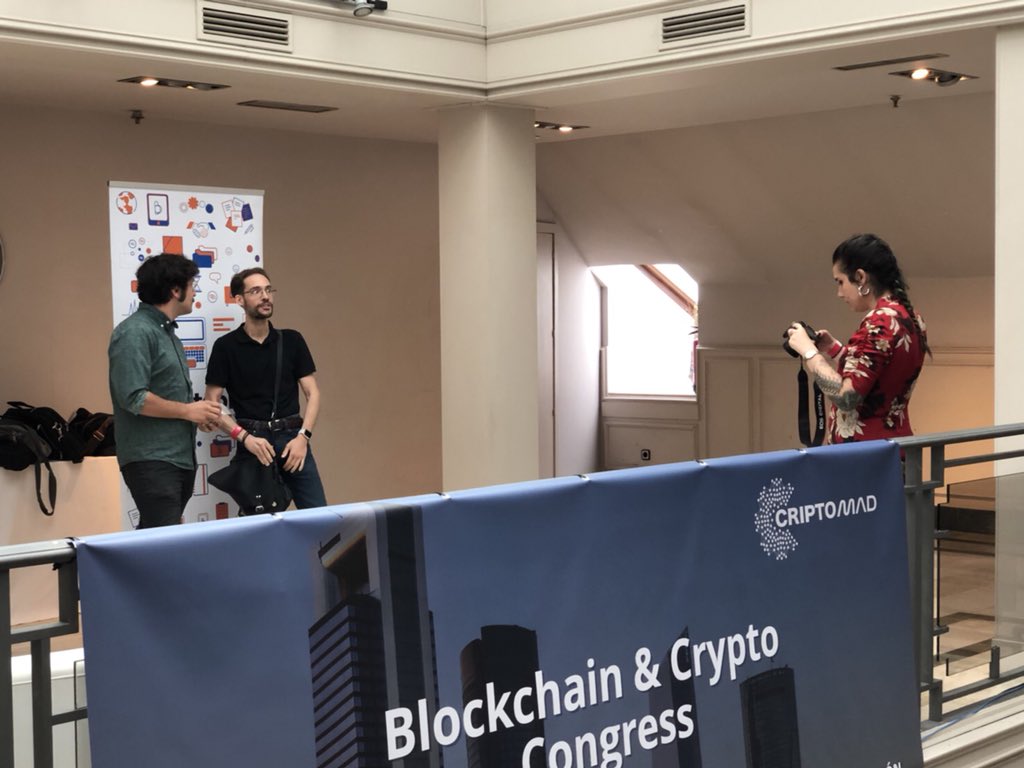 BlogueroDigital's tweet photo. Magnífico recibimiento por parte de Alvaro Cobarro y todo el equipo de @bitcobie https://t.co/xDyA9TsLvr en #Criptomad BlockChain &amp; Crypto Congress Madrid 2018. 🙏🏻Gracias por vuestras atenciones y enhorabuena por trabajar así de bien #BlockChainers🤗! https://t.co/OtZK0btp1f https://t.co/n5KMFssxo3