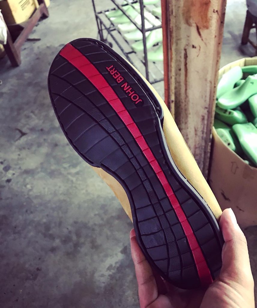 JohnbertOnline's tweet photo. Light! Classic! Stylish! Fashion!

What you waiting for...
<https://t.co/7M7gIuaDQh>

#johnbert #fashion #stylish #classic #lightwithquality #craftmanship #leathercraft https://t.co/3xJY1bjYgM