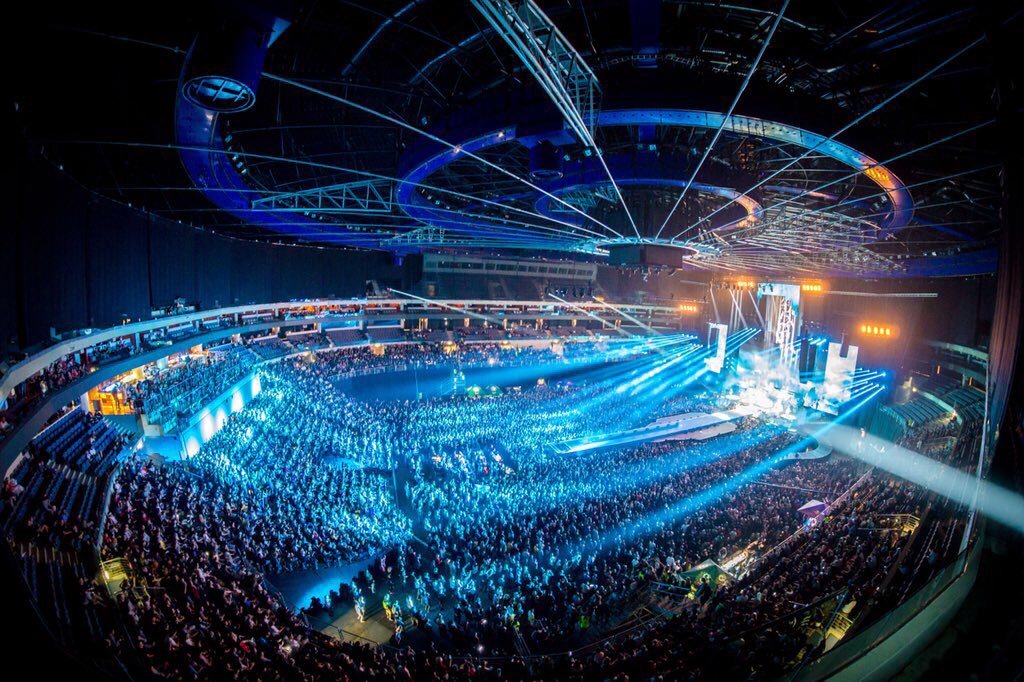 Maracuzza's tweet photo. O2 ARENA SOLD OUT! We thank you 
#liveshow #music #performance https://t.co/kUE5t1yrh9
