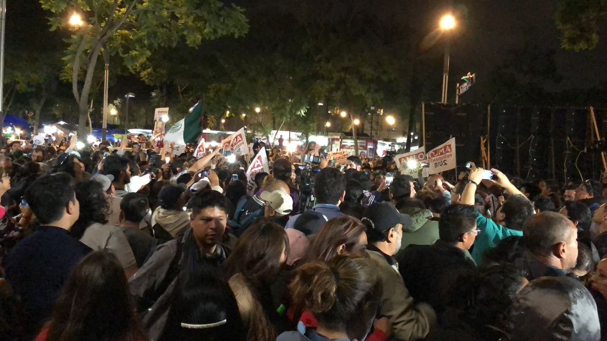 lajornadaonline's tweet photo. #LaJornadaElectoral2018 / Cientos de simpatizantes de @lopezobrador_ se reúnen afuera del hotel Hilton Alameda, donde el candidato presidencial dará un mensaje cobertura al minuto https://t.co/7kEgYEFsyG https://t.co/arCQp8qSJi