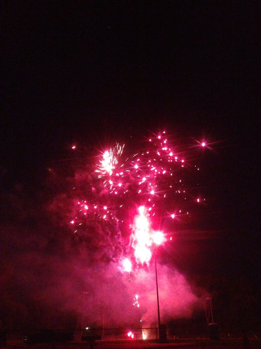 Wonderful way to cap off a warm Canada Day ... outstanding snocones and fireworks in <a href="/BlackburnOttawa/">BlackburnHamlet</a>!  Thanks to the volunteers and organizers! #InnesWard #HappyCanadaDay pic.x.com/NnO475YkKG