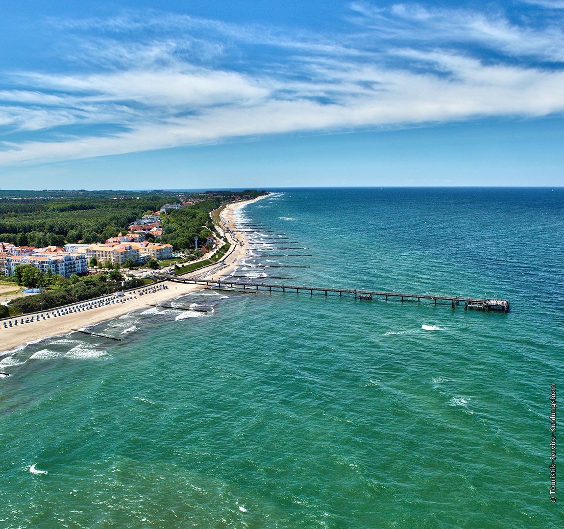ドイツ観光局 バルト海 に面したキュールングスボルン周辺は19世紀 上流階級のための海水浴場として開かれた 海浜リゾートの先駆けでした 古き良き時代の名残あるホテル建築や バルト 海ならではのシーフード 北ドイツ独特の風情ある上品な夏の保養地です