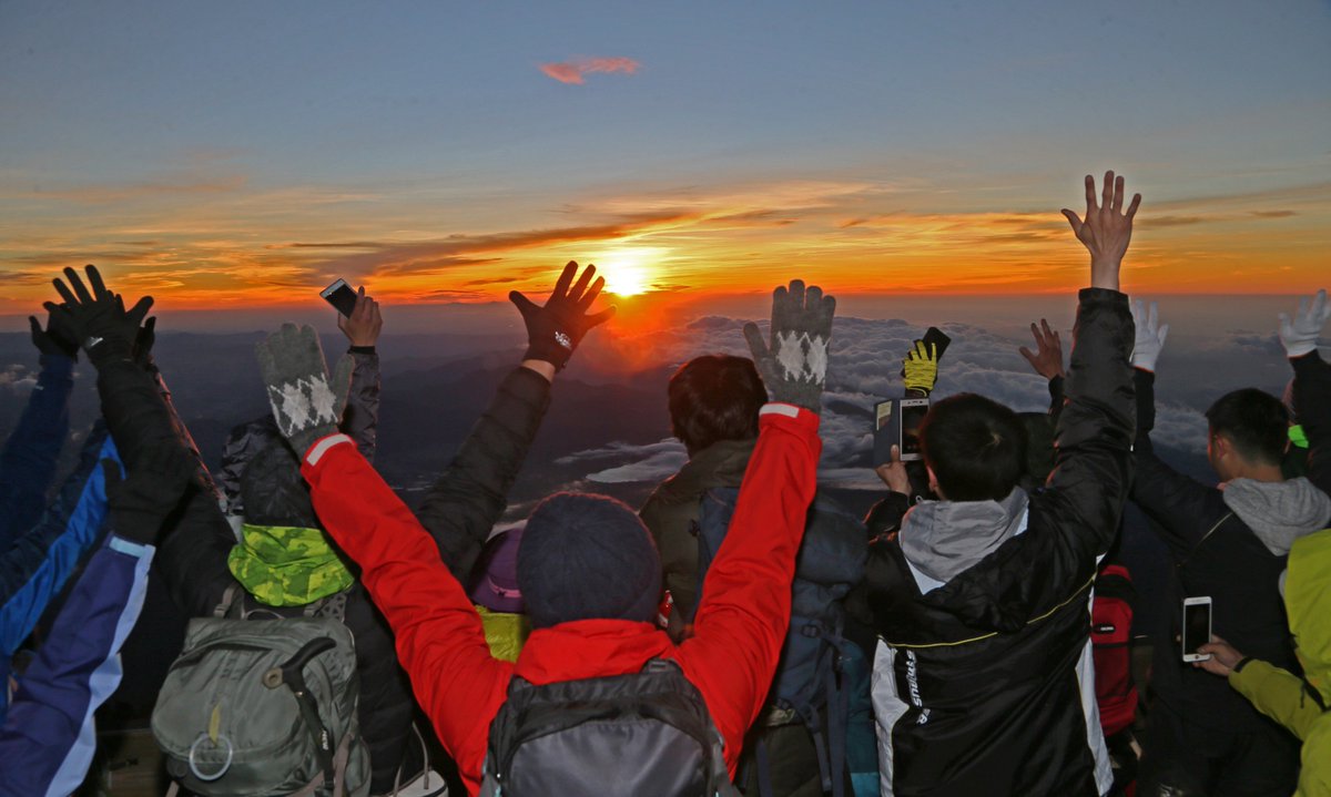 朝日新闻中文网 简 בטוויטר 富士山 富士山开山壮丽日出 万岁 声声 海拔3776米的富士山于1日 迎来开山 山梨县侧的吉田口登山道开通 清晨4点28分左右 可透过云间看到太阳之姿 当晴朗的天空被染成橘色之时 人们送上 万岁 之声 全文见https T Co Jsvdcdrrbq 朝日新闻中文网 简 בטוויטר 富士山 富士山开山壮丽日出 万岁 声声 海拔3776米的富士山于1日 迎来开山 山梨县侧的吉田口登山道开通 清晨4点28分左右 可透过云间看到太阳之姿 当晴朗的天空被染成橘色之时 人们送上 万岁 之声 全文见https T Co Jsvdcdrrbq