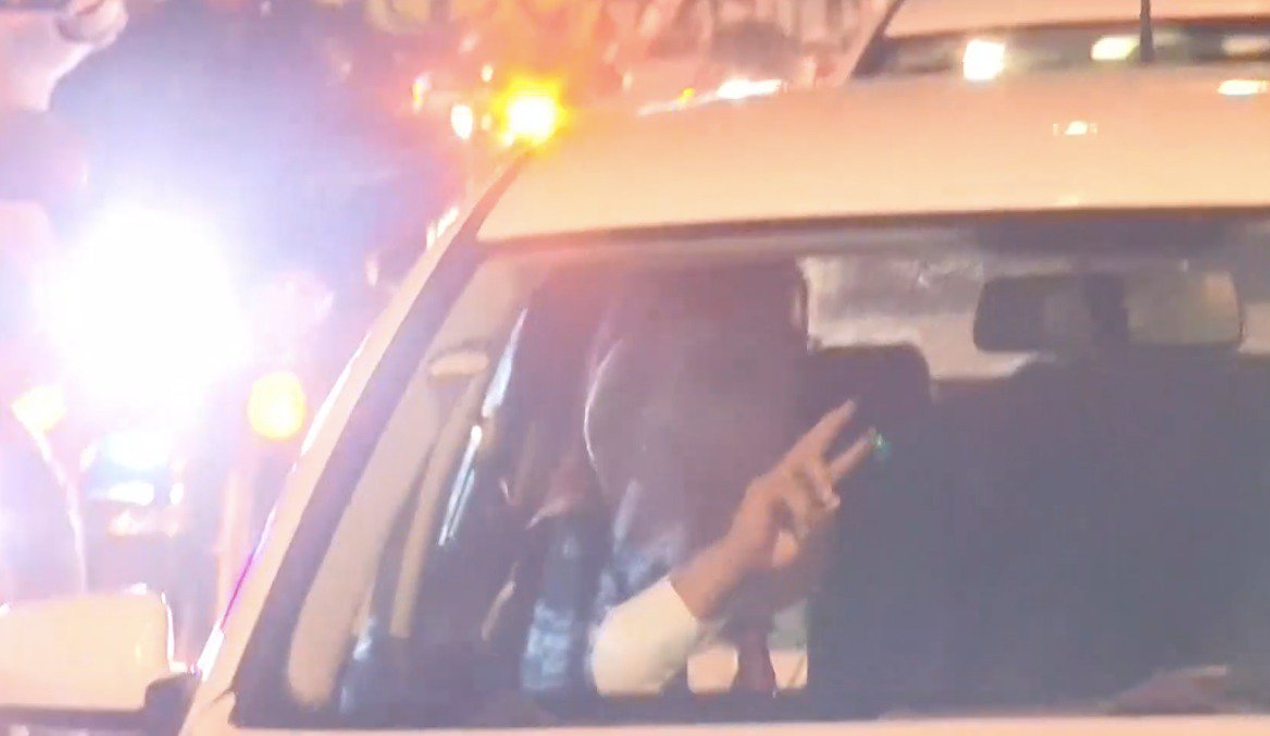 sopitas's tweet photo. Ni al Papa lo persiguen tanto. 

La gente por el camino que recorre AMLO se desvive por su candidato. 

Apenas puede avanzar.

Los niños lo detienen para pedirle selfies... https://t.co/6JRup1BqGT