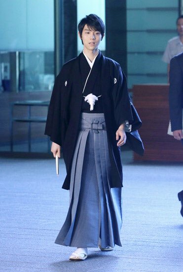 国民栄誉賞の羽生結弦 故郷愛込めた袴姿 人間国宝 甲田綏郎氏の