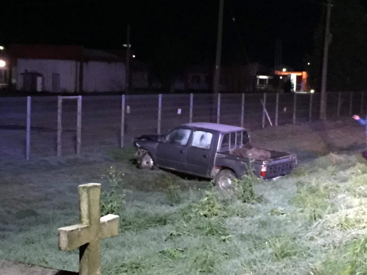 enlanoticiafm's tweet image. Castro: Colisión de camioneta con vehículo menor se registró en la ruta 5 Sector Piruquina dejando como resultado 3 personas lesionadas. #Enlanoticia