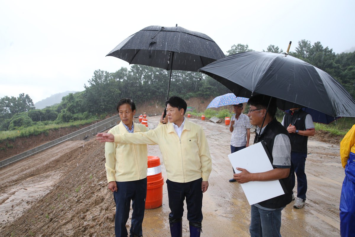 #군민 과의 #소통· #화합 에 방점! - #이병환 성주군수 취임 첫 행보
민선 제7기 성주군수로 당선된 이병환 군수는 7월 2일 장마로 인한 집중 호우와 태풍 ‘쁘라삐룬’이 북상함에 따라 이날 계획된 취임식을 전격 취소하고,  이틀째 비 피해지역을 둘러보고 민생행보로 첫 공식 일정을 시작하였습니다.