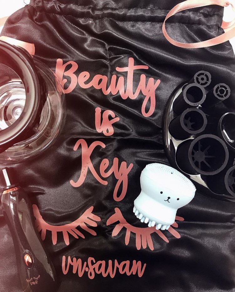 SavanVn's tweet photo. When you purchase our makeup brush cleaner and dryer it comes with this free bag plus a (pink/blue) at random face cleaner! You won’t regret your purchase #makeupcleaner #makeupdryer #cleanmakeup #cleanyourbrushes #beautyiskey #freebag #freefacecleaner LINK IN BIO! https://t.co/dLNwpjU8V2
