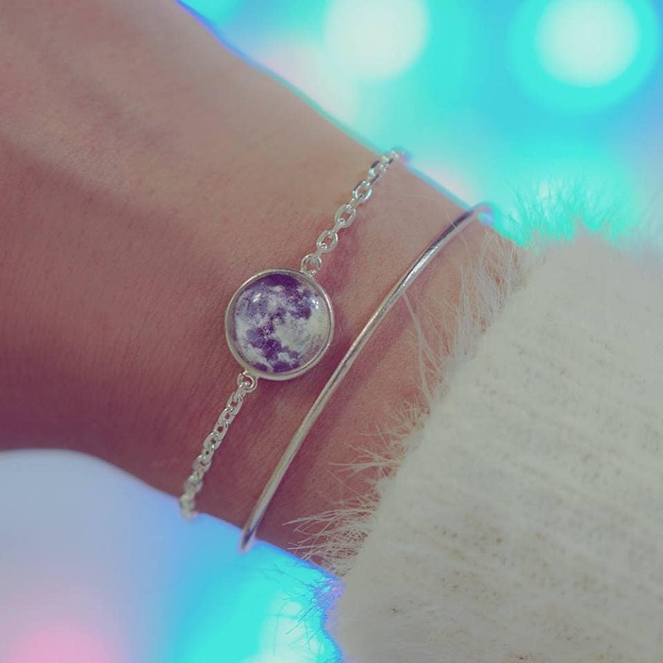 gotrendzco's tweet photo. Alright, peeps! We will be giving away a total of 10 Glow In The Dark Moon Bracelets 😱! Here is how you can enter the #giveaway!

1) Follow Us 
2) RT &amp; Like this post
3) Tag 2 mutual friends

5 Winners will be announced when we reach 500 Followers and another 5 at 1000 followers https://t.co/UgKKdJNiwm