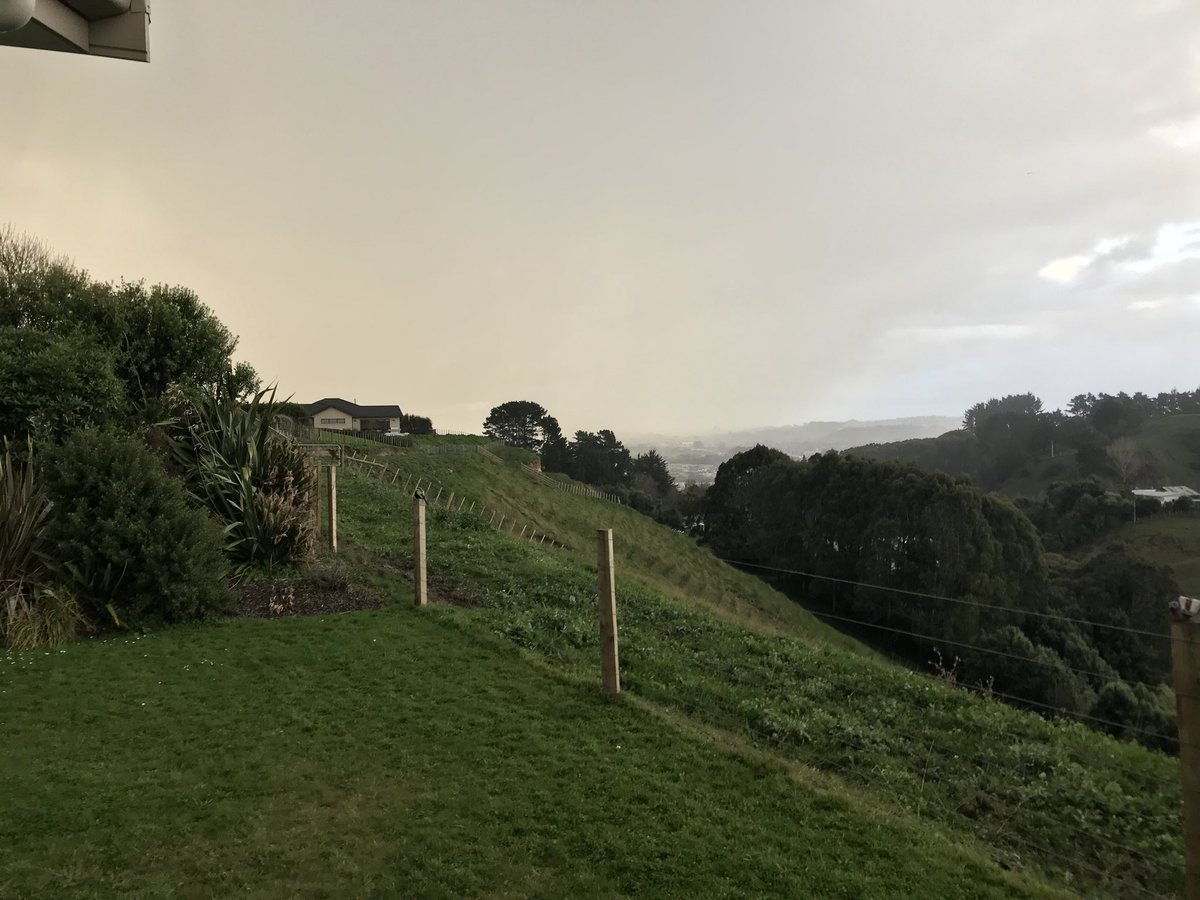 oceanviewspeed's tweet photo. Here comes the southerly front; it’s now persisting down outside ☔️ https://t.co/mnHpp9qDRu