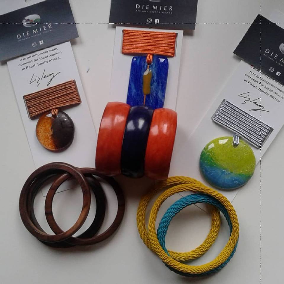 Die_Mier's tweet photo. Rebajas en Web!!!! @Die_Mier . Complementos, accesorios, telas africanas . 

También en instagram @diemierbyyolanda

#complentos #accesorios #guapa #outfit #estilo #exclusividad #marcaregistrada #emprendimiento https://t.co/H5MzaqrID3