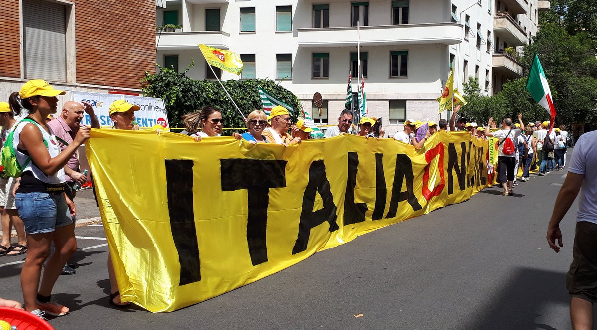 robivozza's tweet photo. #1di400 al Ministero del Lavoro per trovare un accordo sensato e responsabile alla vertenza #italiaonline https://t.co/KuiDq3RcPm