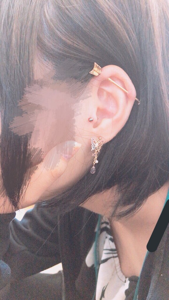 nanaruki1024's tweet photo. 今日はトラガスを授業中に…ww
フィンガーより痛くないって言うから開けたけど、ふつーにフィンガーより痛いじゃん！って感じw
それと髪色落ち着いたよーって✨ https://t.co/EP3uk4C6E7