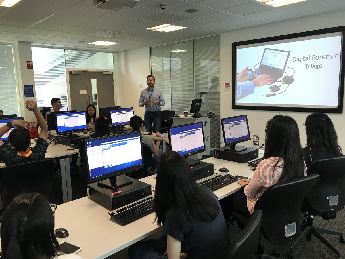 Nigellee_UK's tweet photo. Excellent UK weather to welcome students from St. Margaret Co-Educational School from #smcesps #HongKong @StaffsUniLPF #WeAreInternational #Connected #ProudtobeStaffs https://t.co/WZhUauF7o6