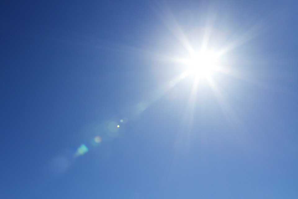 Ldn_Ambulance's tweet photo. Happy Monday! Even if you're back at work, please make sure you still take care in the sun.

✔️Carry a bottle of water
✔️Avoid prolonged exposure to the sun
✔️Wear sun cream 
✔️Carry any vital medication with you
✔️Don't get on a train if you feel unwell https://t.co/kBdcICiwvj