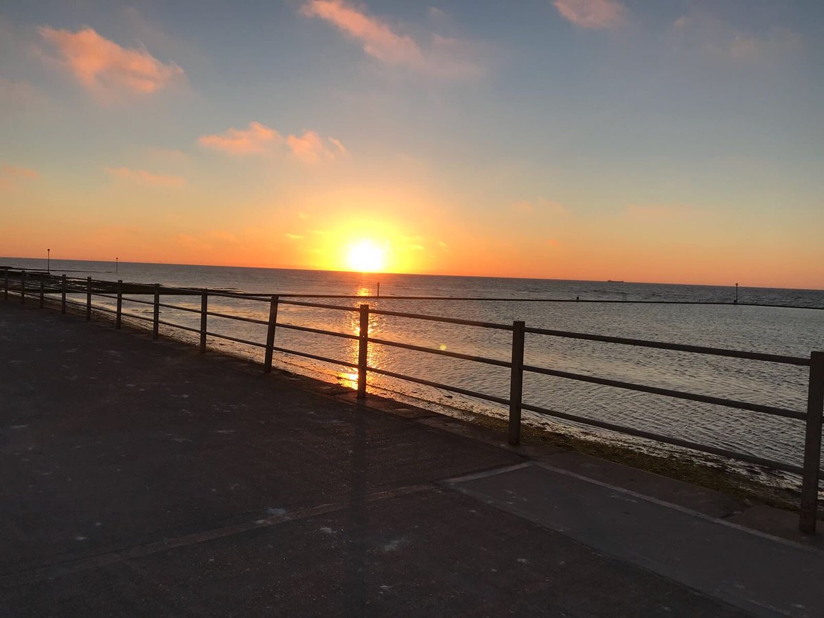 CT9Singers's tweet photo. Cliftonville Community Singers last choir rehearsal at the beach! 

If you would like to join the choir, we meet every Tuesday, 7:45-9.15pm, at Cliftonville Community Centre, St Paul's Road, Margate, CT9 2DB. 

Hope to see you there!

📸: Jo Miller https://t.co/cXUT2CPuel