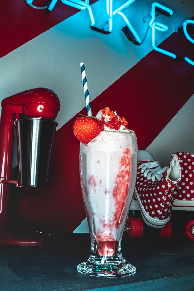 ChicagoRibShack's tweet photo. Who’s excited for Wimbledon?! 🎾
⠀
Here’s our LIMITED EDITION Wimbledon milkshake special with strawberries, cream and meringue! Available now! 😋 ⠀
#chicagoribshack #wimbledon #tennis #milkshake https://t.co/QWEPFFqXls
