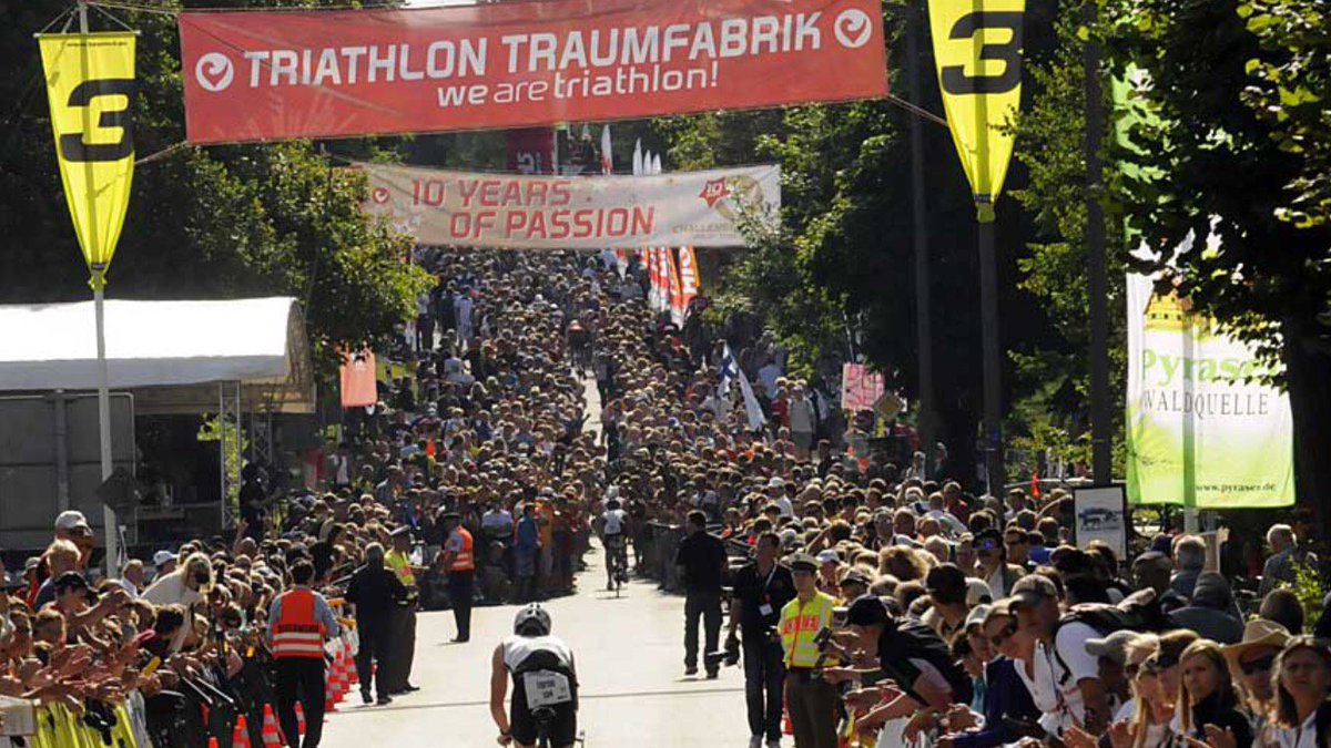 SLHTriathlon's tweet photo. What. A. Weekend!! Jamie, Mark and Clint all braved the heat to post some excellent times @ChallengeRoth1 
In domestic racing Ross, Gareth and Dan Q donned SLH colours @thetriproject Redhill sprint which is a challenging club favourite! Well done everyone 💪 https://t.co/cS0Syhlj15