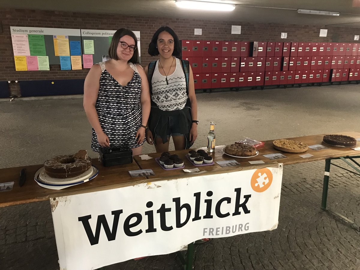 WeitblickFr's tweet photo. Es gibt wieder leckeren Kuchen mit Weitblick!!! Unten im Durchgang des KGIII 😉 Kommt noch bis 14:30 Uhr vorbei.... 🍰🍰🍰 #kuchen #weitblick #lecker #freiburg #uni https://t.co/BXiwRXfH5e
