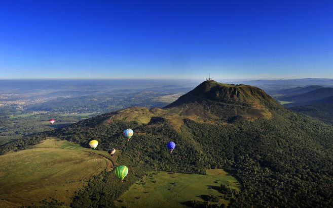 lamontagne_fr's tweet photo. La Chaîne des puys inscrite au patrimoine mondial de l'Unesco https://t.co/yAUHHWRcb8 https://t.co/TprT3ixsDt