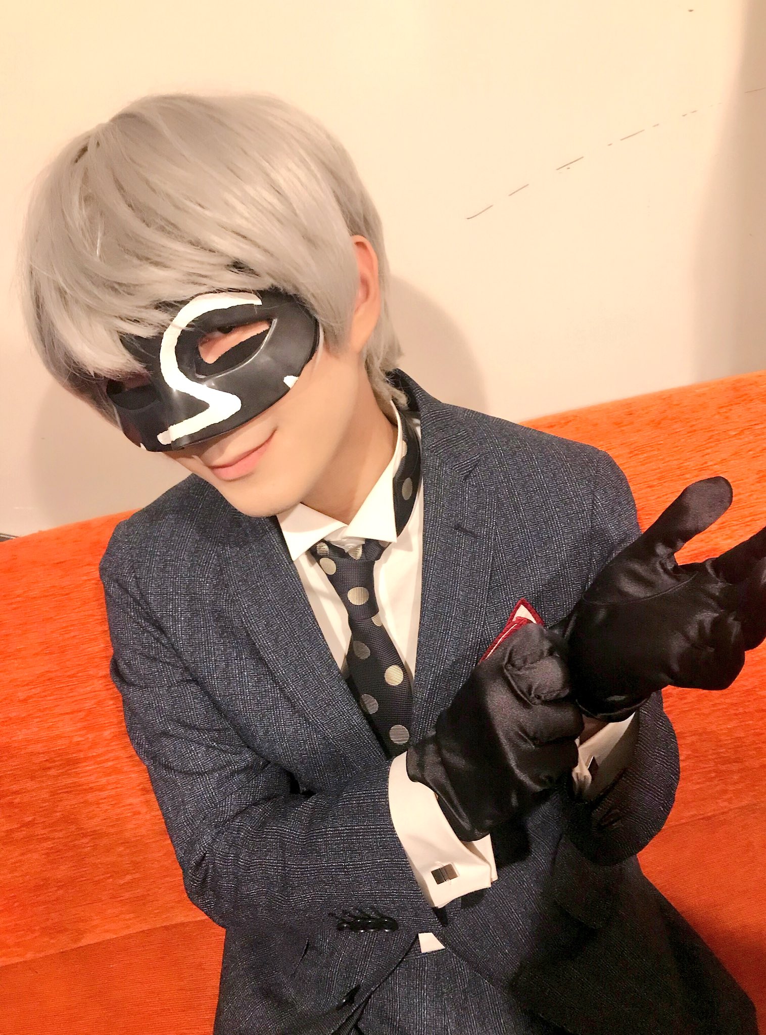 アンダーバー V始めました どうも 新しく買ったスーツをイベント翌日になってもまだ褒めて欲しい男 アンダーバー です シャツのデザインすごい可愛いいし カフスボタン初めて買ったし 映ってないけど靴も奮発しちゃったよ 普段