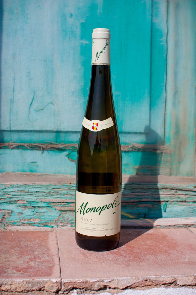 Más de 100 años disfrutando de Monopole Clásico. Elaborado a partir de la mezcla de variedades, entre ellas, Viura ❤️ow.ly/zbUU30kJXwC Distribución #vinos #Ibiza #Formentera