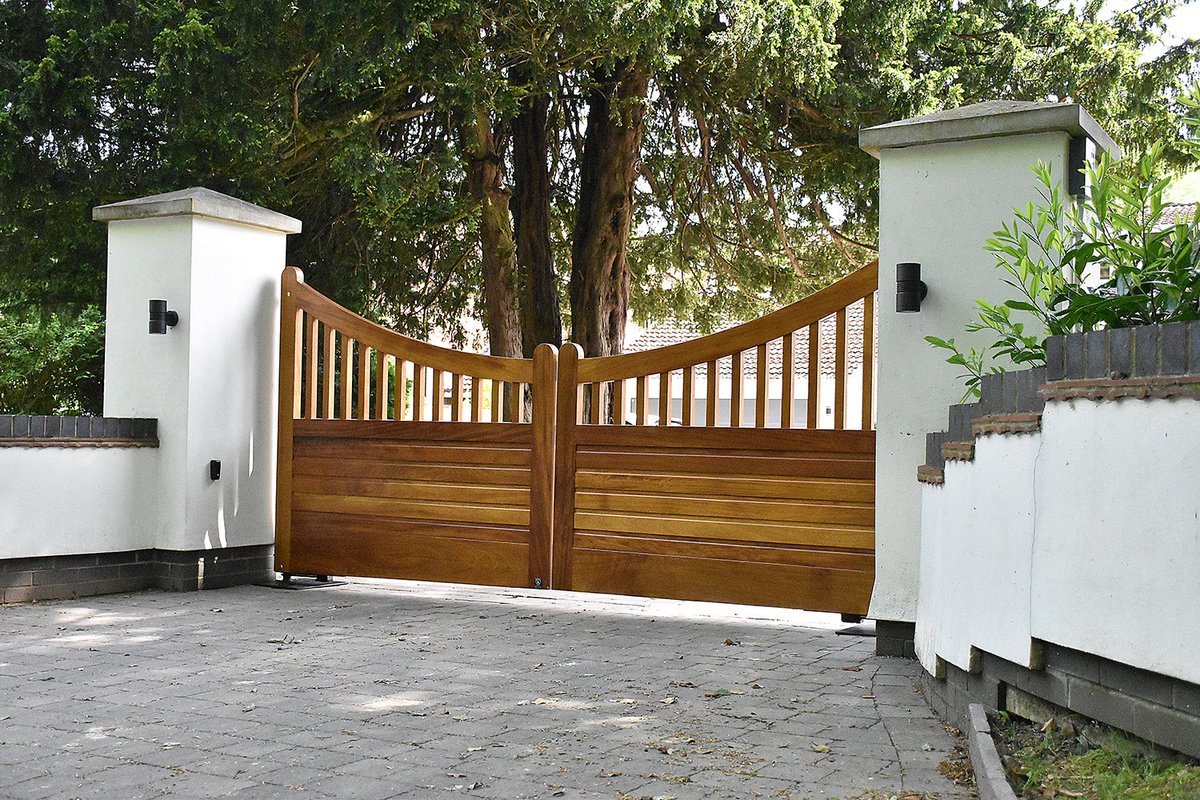 SwanGatesHull's tweet photo. Swoop down timber gates we installed in Kirk Ella, these were a matching pair of 'in and out gates' https://t.co/SYNVYS0Q27