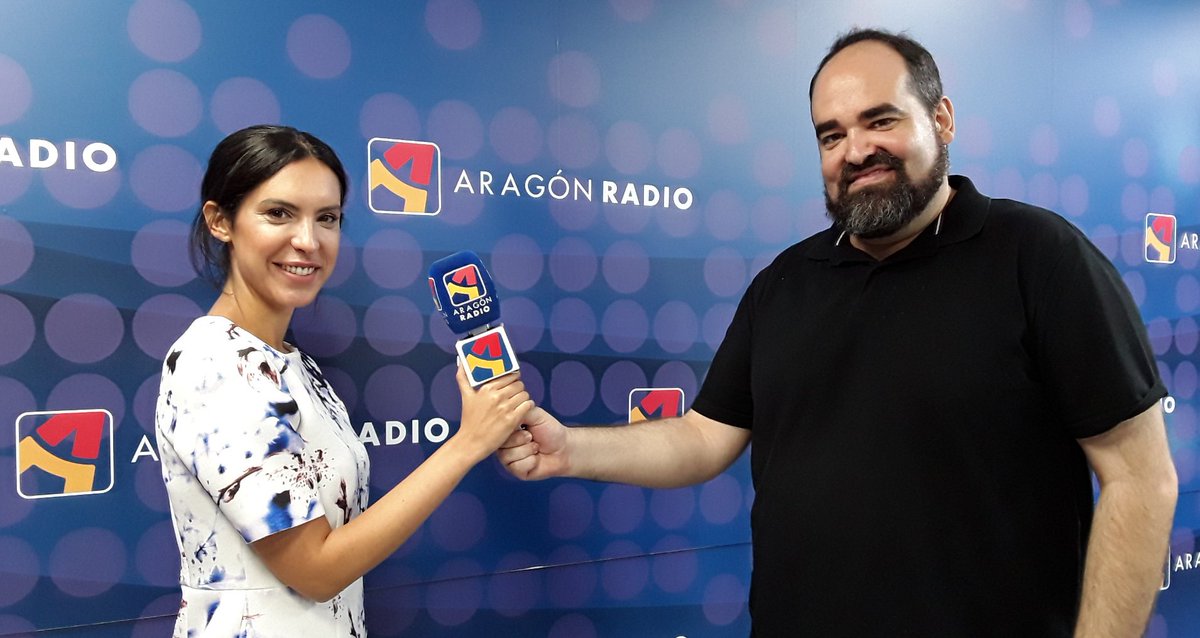 aragoncultura's tweet photo. ¡¡Relevo en @estaeslanuestra!! Rafa Moyano le pasa el testigo a @Nat_Fondevila. Desde hoy Rafa estará en tareas de producción de @aragonradio y Natalia pondrá en antena el programa ;) https://t.co/XzbAaRKRyr https://t.co/YsjbWwJQMM